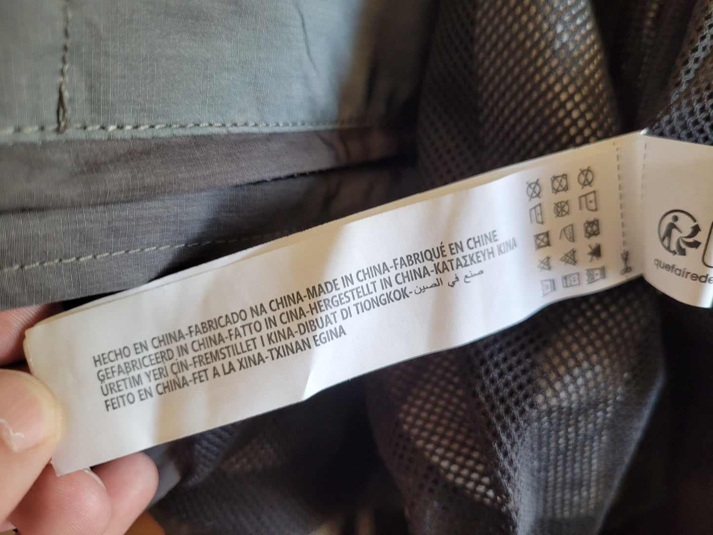 Veste Technique Bershka Irisée à Capuche – Style Gorpcore – Taille M – Très Bon État