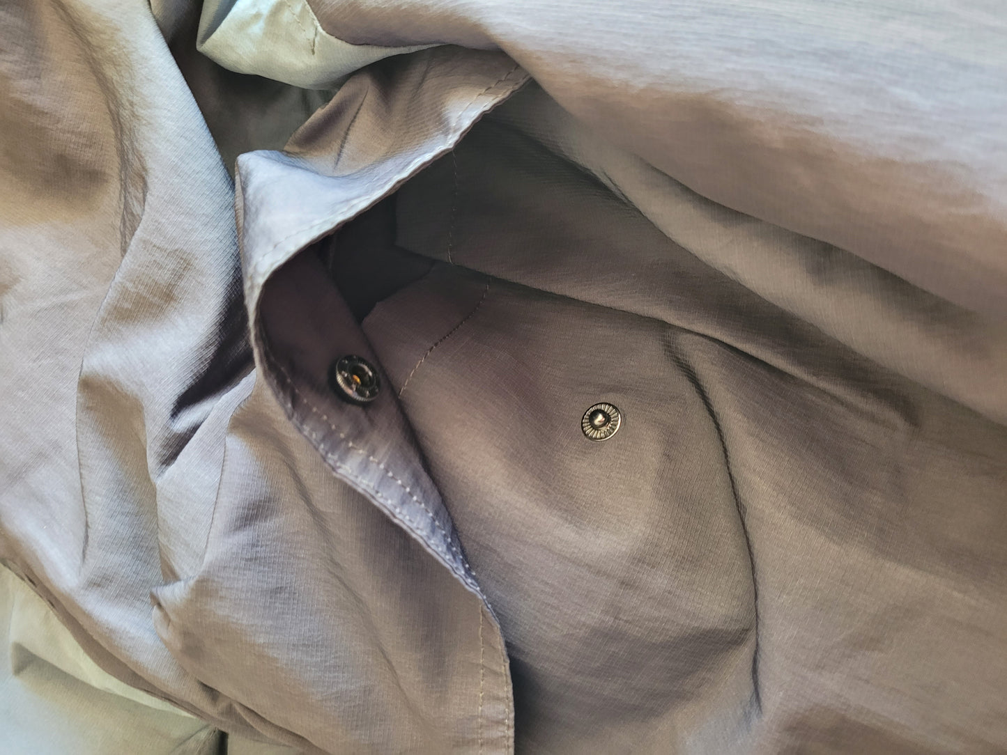 Veste Technique Bershka Irisée à Capuche – Style Gorpcore – Taille M – Très Bon État