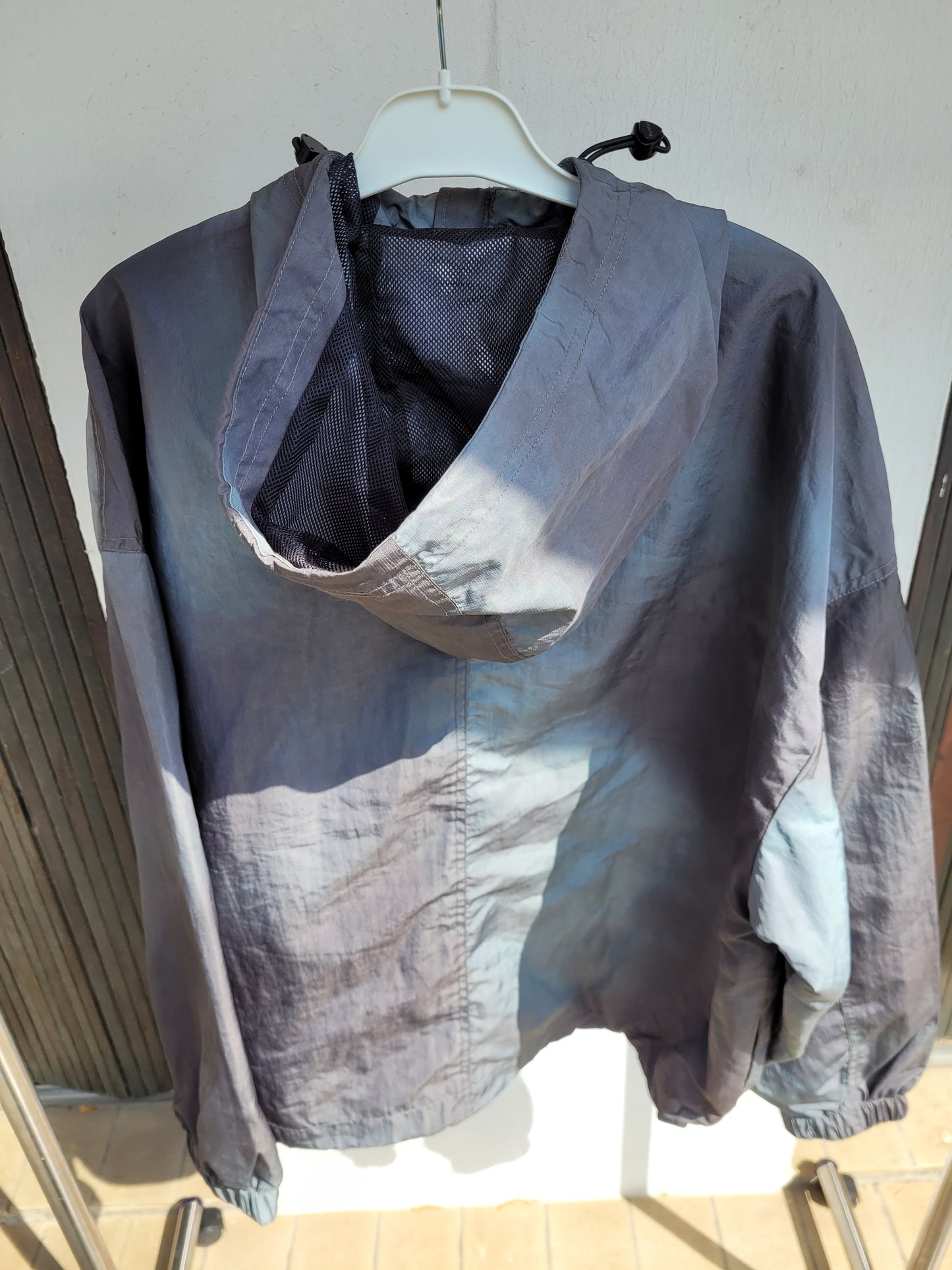 Veste Technique Bershka Irisée à Capuche – Style Gorpcore – Taille M – Très Bon État