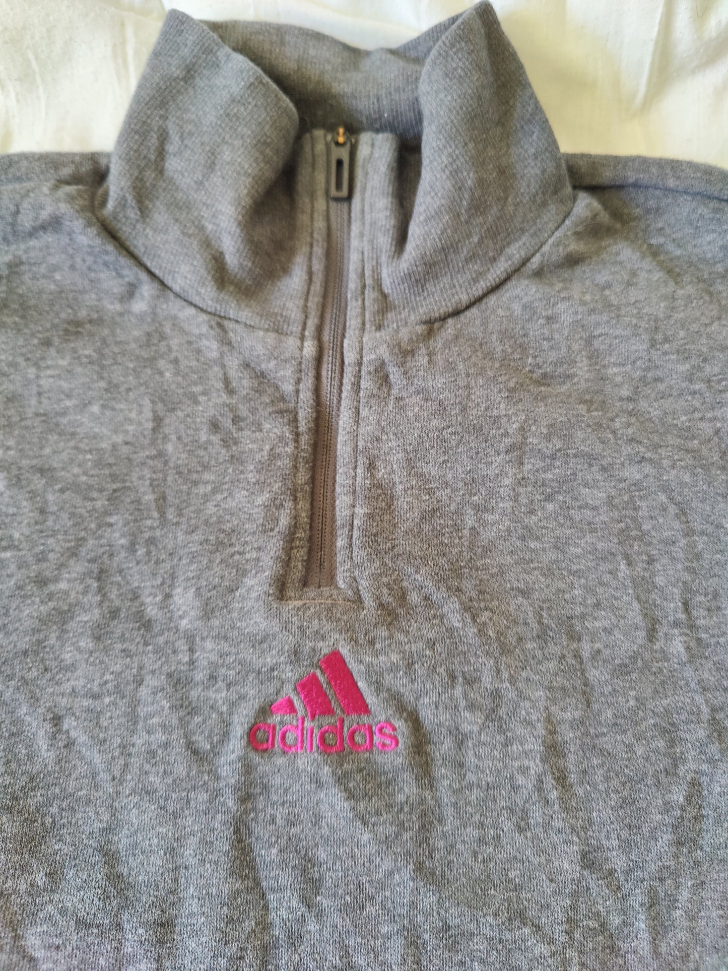 Sweat Adidas Gris Col Zippé – Pull 1/4 Zip Homme Taille M (40-42) – Logo Rose Brodé – Seconde Main