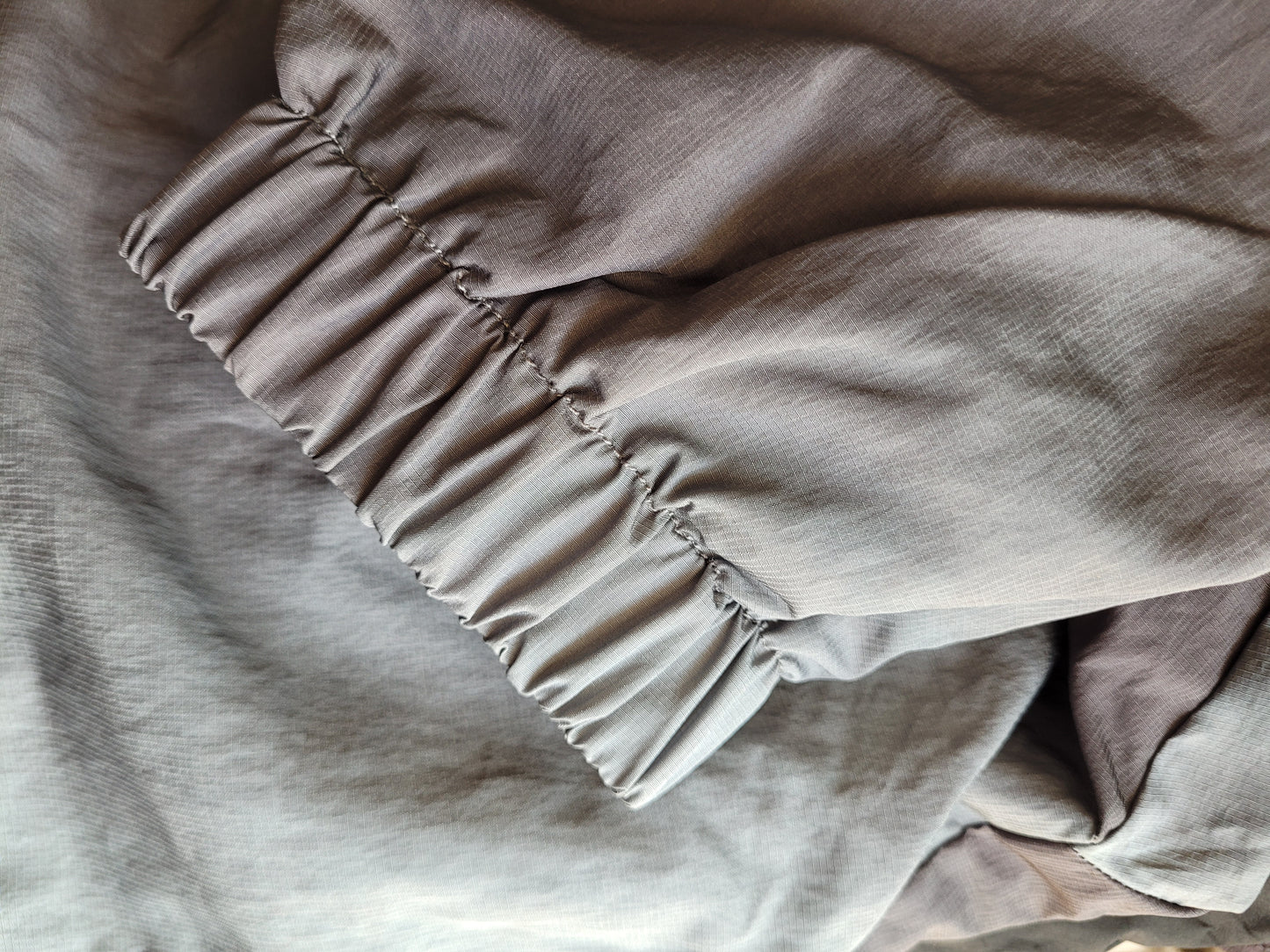 Veste Technique Bershka Irisée à Capuche – Style Gorpcore – Taille M – Très Bon État