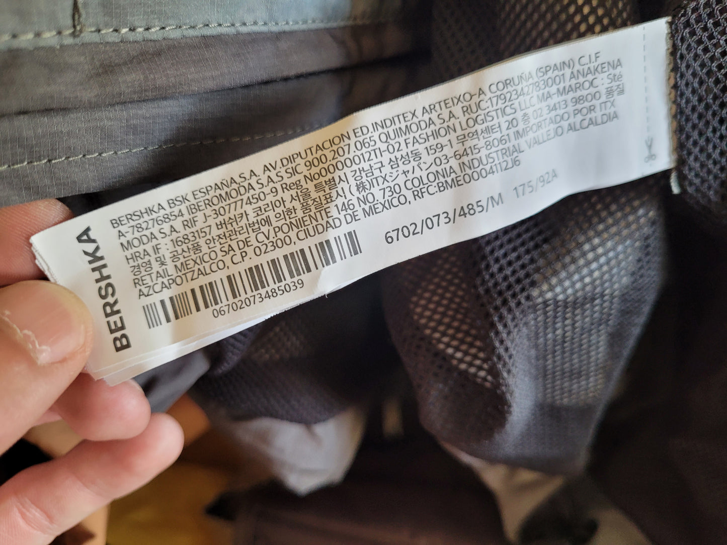 Veste Technique Bershka Irisée à Capuche – Style Gorpcore – Taille M – Très Bon État