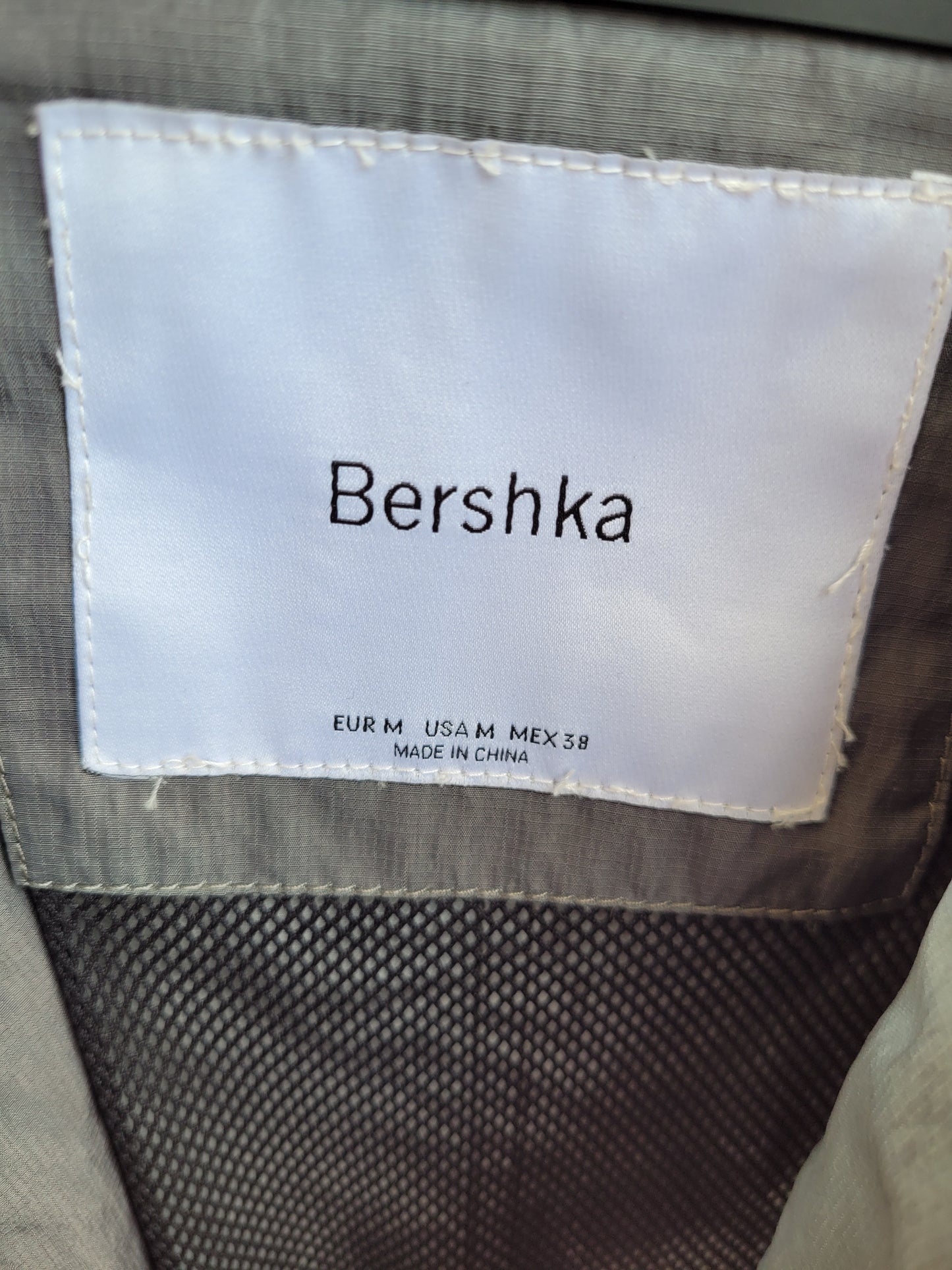 Veste Technique Bershka Irisée à Capuche – Style Gorpcore – Taille M – Très Bon État