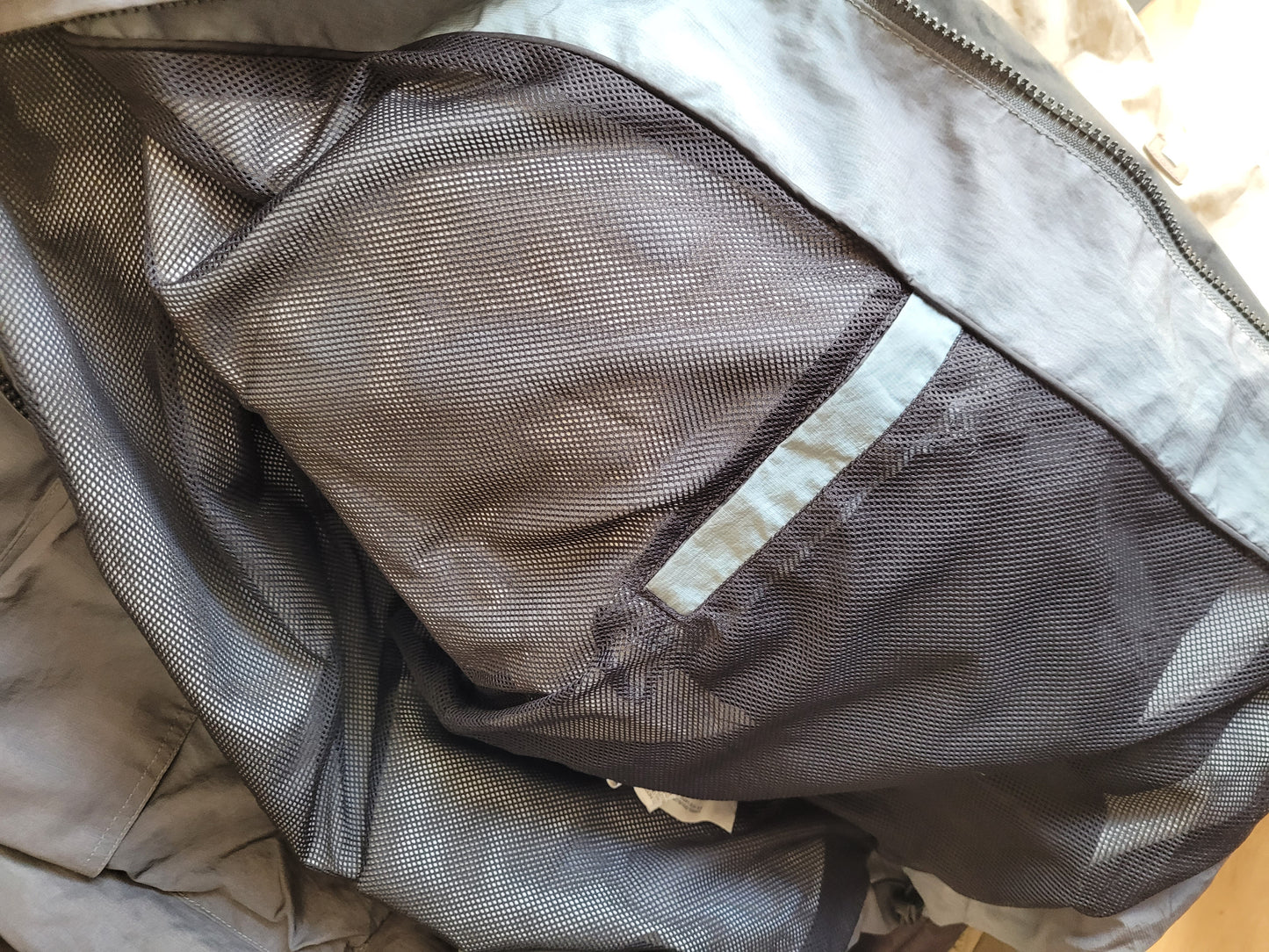 Veste Technique Bershka Irisée à Capuche – Style Gorpcore – Taille M – Très Bon État