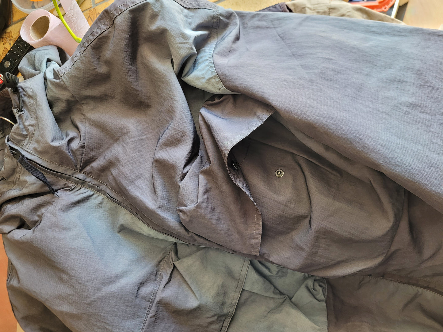 Veste Technique Bershka Irisée à Capuche – Style Gorpcore – Taille M – Très Bon État