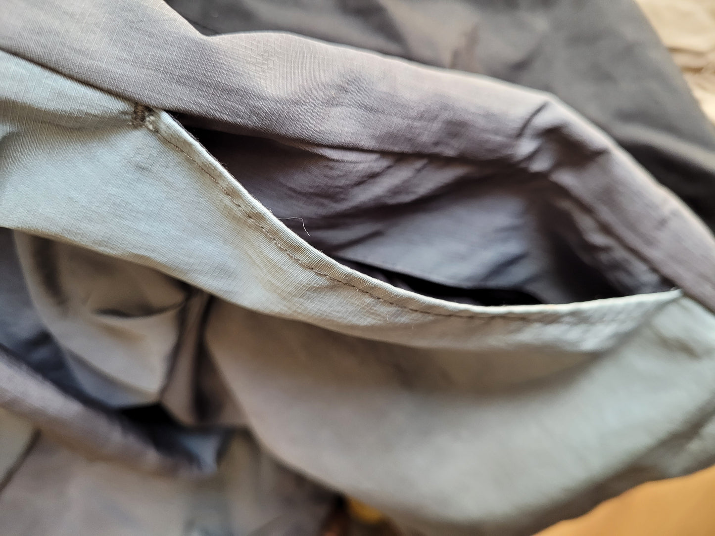 Veste Technique Bershka Irisée à Capuche – Style Gorpcore – Taille M – Très Bon État